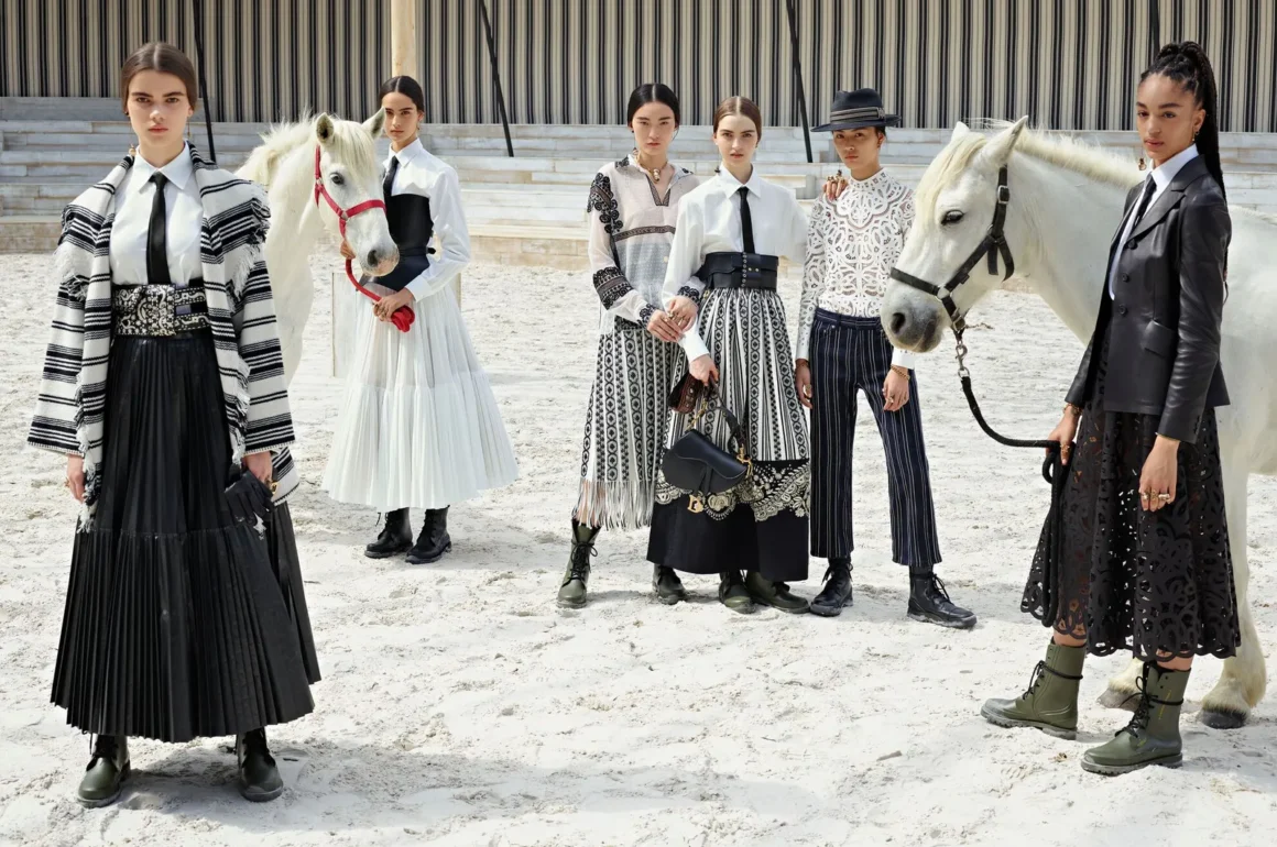 Gruppenfoto von „Dior Cruise“ 2019 mit Estelle Hanania für die Dior-Vorschau