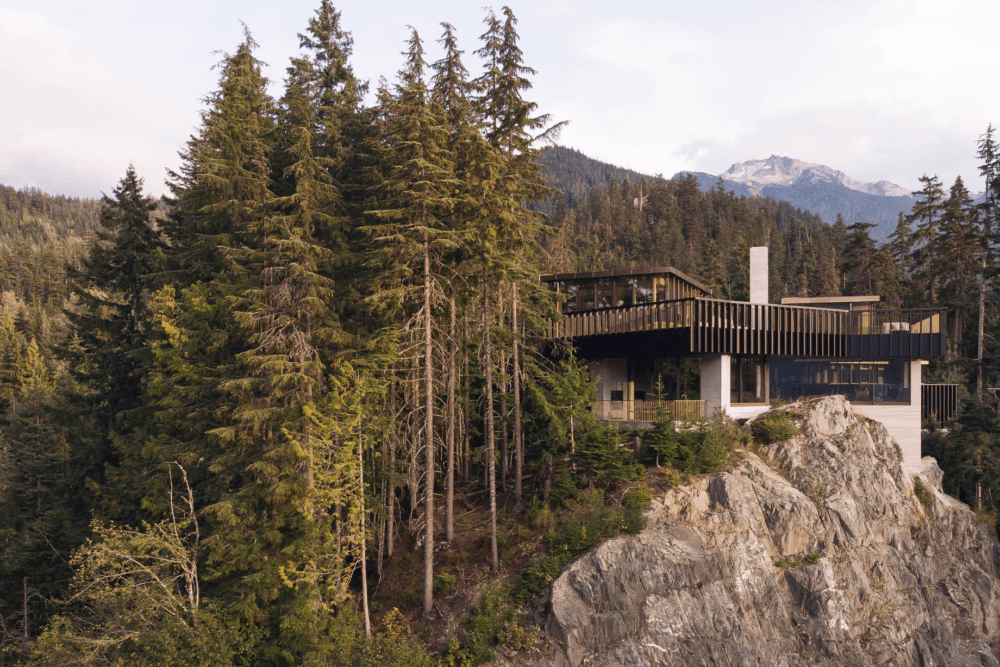 Luxushaus auf dem Felsen mit Fernblick