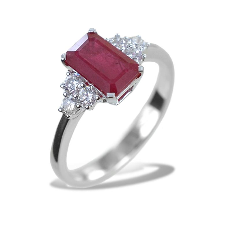 Ring mit Rubin und Diamanten als Geschenk