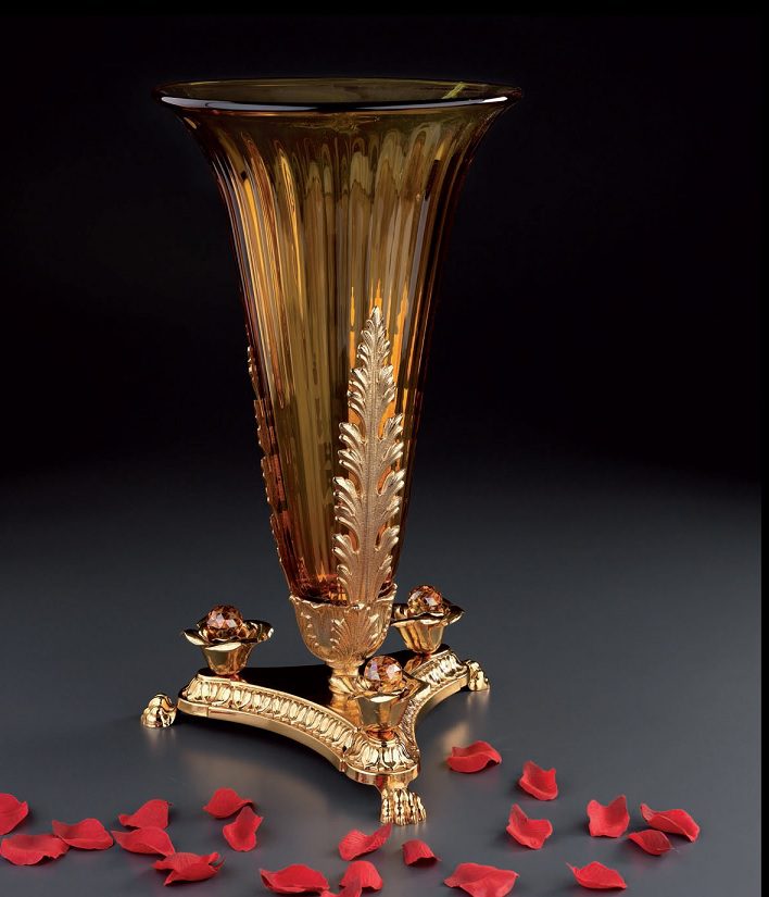 Vase mit Gold