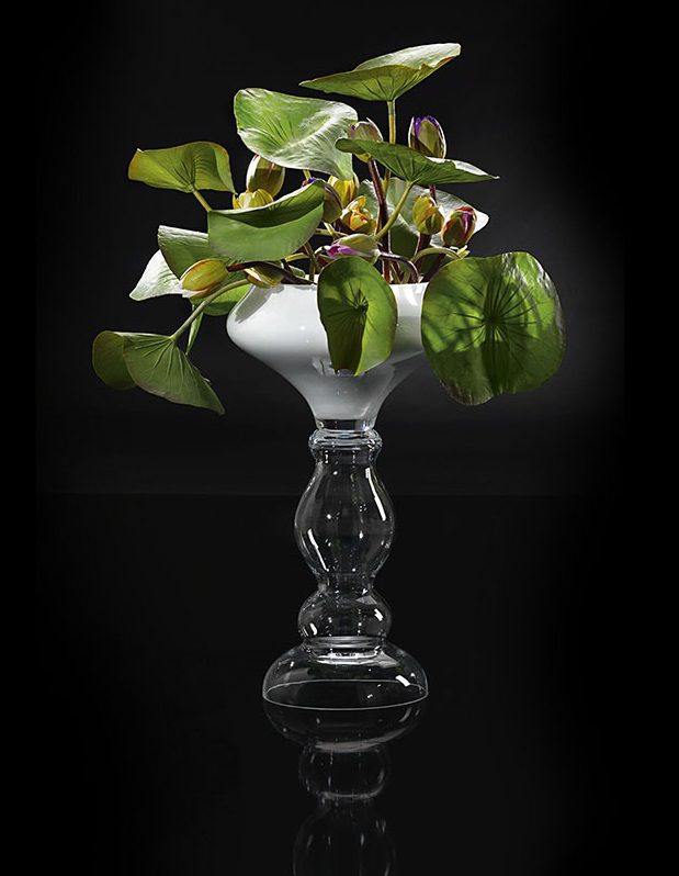 Vase mit künstlichen Blumen