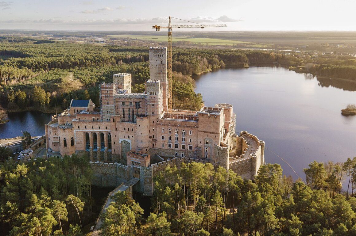 Das Schloss in Stobnica… eine Wohnsiedlung!? Wird es möglich sein, dort zu leben?